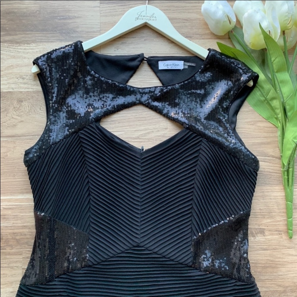 Calvin Klein Sleeveless Black Keyhole Dress